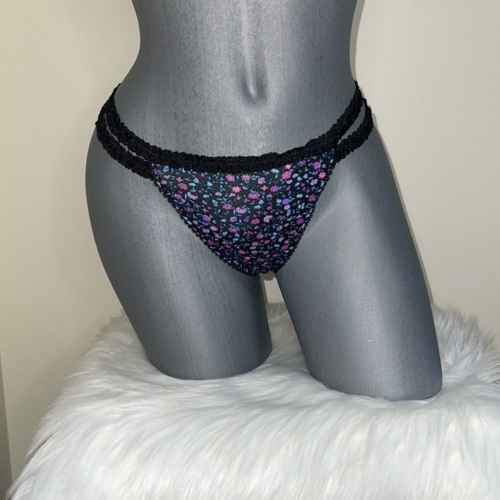 VICTORIAS SECRET STRECH COTTON STRAPPY V-STRING THONG PANTY UNDERWEAR. NWT